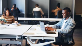 Apprenti qui se renseigne sur son affiliation à la complémentaire santé et prévoyance de son entreprise