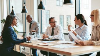 Dirigeant faisant le point sur les évolutions de la protection sociale de son entreprise en 2027 avec ses collaborateurs