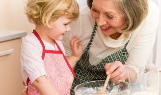 femme senior avec sa petite fille prepare un plat equilibre