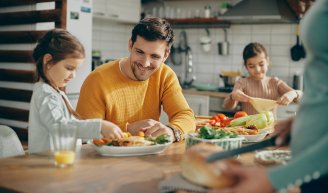 couple avec enfants qui dejeunent a table