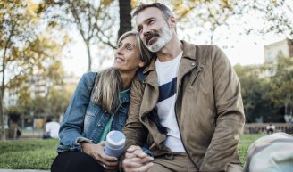 Couple senior heureux qui pense à son assurance santé 