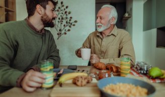 Un senior et son fils jeûnent ensemble 