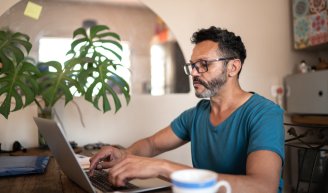 Homme qui réfléchit aux avantages de sa mutuelle senior