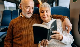 Retraités qui voyagent en train pendant leurs vacances