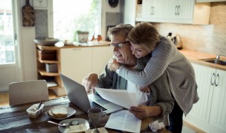 couple qui pense aux garanties à privilégier pour leur mutuelle retraite