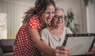 Femme senior qui cherche une mutuelle santé pour petite retraite