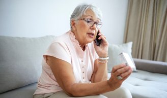 Femme senior qui se renseigne sur l’augmentation sur l’augmentation des consultations médicales