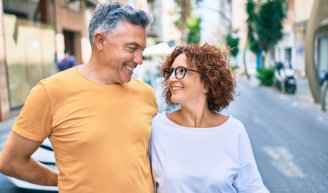 couple senior heureux qui souscrit une mutuelle senior