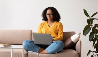 membre génération Z qui se renseigne sur le recrutement en entreprise