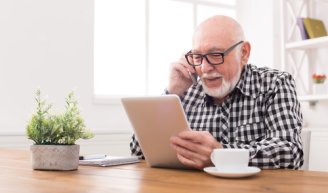 senior qui cherche des conseils pour sa mutuelle santé 