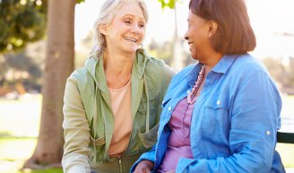 deux seniors qui souscrivent une complémentaire santé senior