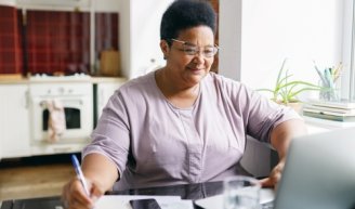 femme qui se renseigne sur l’arrêt de sa mutuelle d’entreprise