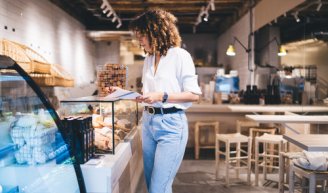 travailleuse non-salariée qui réfléchit à son statut et sa protection sociale