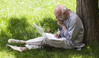 senior qui se renseigne sur la retraite progressive
