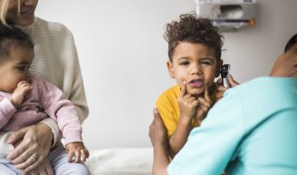 enfant qui passe un examen dans un reseau de soins