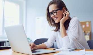 travailleuse indépendante qui pense au fonctionnement de sa retraite