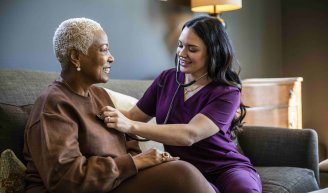 femme qui réalise un bilan de santé à 50 ans