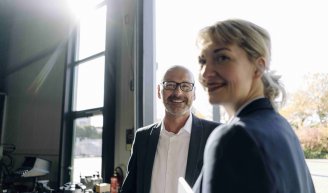 femme qui pense au nouveau modèle de management