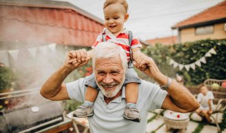 Senior qui prépare sa retraite avec un bullet journal