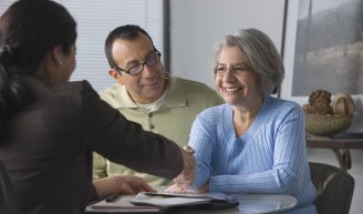couple senior qui prépare son dossier retraite