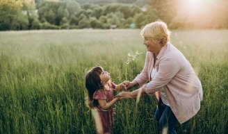 Femme senior qui calcule le montant de sa retraite