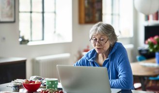 femme heureuse connectée aux réseaux sociaux 