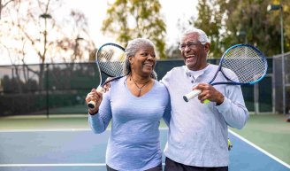 Couple senior qui prépare vie sociale avant la retraite