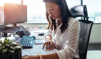 dirigeante qui calcule le coût de son contrat prévoyance collective