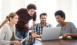 salariés qui assistent à un webinaire sur la santé mentale au travail