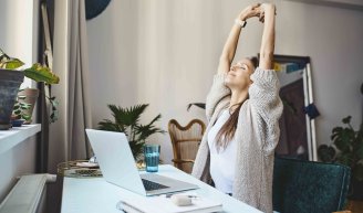 jeune femme heureuse qui prend connaissance des bonnes nouvelles santé 2025