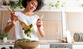 jeune femme heureuse qui prend soin de sa santé en mangeant sainement