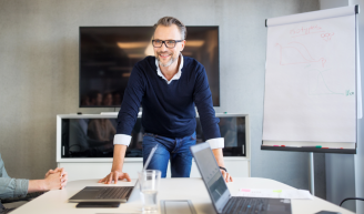décideur RH qui analyse les chiffres clés de la santé mentale au travail