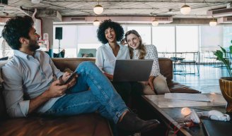 Salariés souriants en entreprise, bénéficiant de solutions pour améliorer leur pouvoir d’achat sans hausse de salaire