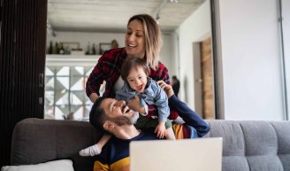 femme salariée souriante avec sa famille, bénéficiant d’une complémentaire santé qui améliore leur pouvoir d’achat