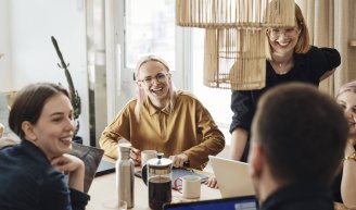 Collaborateurs découvrant les avantages de la protection sociale en entreprise