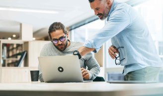 Décideurs RH et salariés en réunion – solutions pour optimiser le pouvoir d’achat