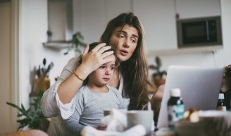 Mère avec son fils en téléconsultation médicale 
