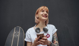 jeune femme qui pense à sa santé mentale 