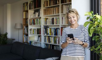  femme qui consulte son relevé de carrière pour préparer sa retraite