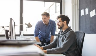  salariés d’une entreprise échangeant ensemble pour adopter une consommation santé responsable