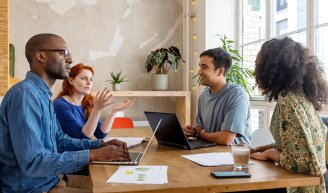 Managers et salariés d’entreprise échangeant sur des solutions pour maîtriser durablement les dépenses de santé 