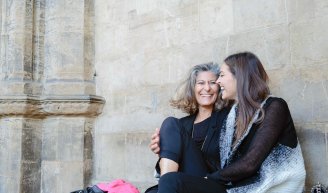 Mère avec enfant qui consulte ses droits à la retraite