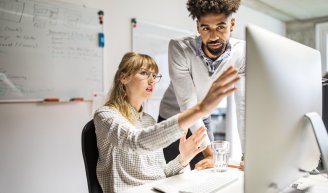 Collaborateurs d’une entreprise qui échangent sur la baisse des augmentations salariales et du pouvoir d’achat en 2025