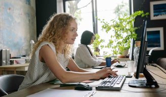 Femme au travail souffrant d'endométriose, symbole des impacts professionnels de la maladie