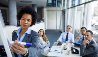 Collaborateurs en entreprise discutant, illustrant la rentrée entreprises 2025 et les nouvelles mesures fiscales et réglementaires.