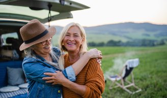 Une femme préparant un repas sain, illustrant comment l’alimentation aide à mieux vivre la ménopause et à préserver la santé. 