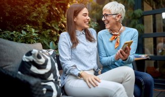 senior qui pense à son âge de départ à la retraite