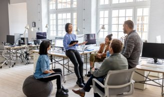 dirigeants qui réfléchissent aux impacts de la LFSS 2026