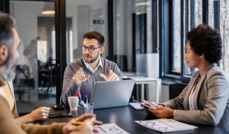 responsable ressources humaines qui évoque les impacts de la LFSS 2026 pour l’entreprise