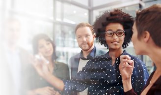 Salariés qui réfléchissent aux changements engendrés par la LFSS 2026